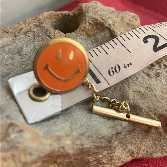 5/$10❤️❤️❤️Vintage 70s Gold Tone Alloy Orange Enamel Smiley Face Tie Pin - Picture 5 of 5